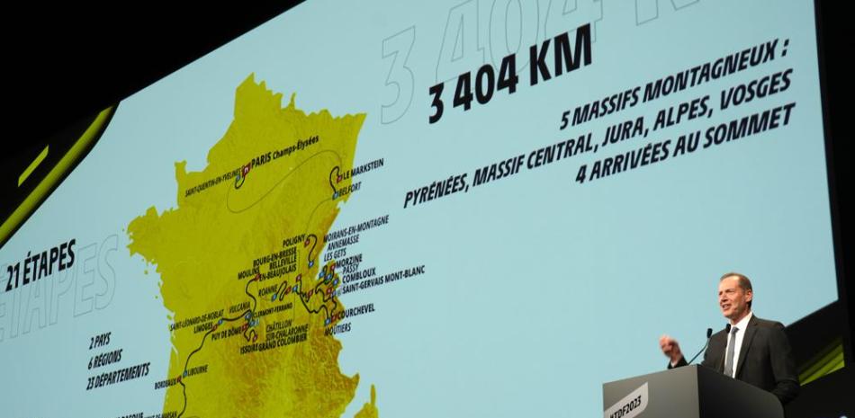 El director del Tour de Francia, Christian Prudhomme, habla en la presentación de la ruta de la 110ma edición de la carrera, en París.
