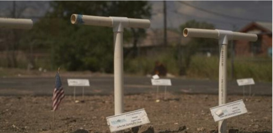 Decenas de cruces con placas sin identificación marcan el espacio del cementerio de Eagle Pass, en Texas, en donde fueron enterrados migrantes en su intento por llegar a Estados Unidos afp_tickers