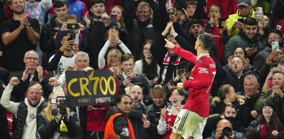 Cristiano Ronaldo, del Manchester United, festeja luego de anotar el tercer tanto de su equipo ante el Sheriff, en un cotejo de la Liga Europa.