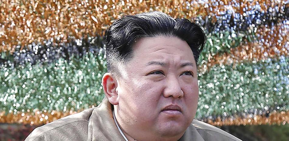 En esta fotografía distribuida por el gobierno norcoreano, el líder Kim Jong Un inspecciona ejercicios militares en un lugar no revelado el 8 de octubre de 2022, en Corea del Norte. El contenido de esta imagen no puede ser verificado en forma independiente. (Agencia Central de Noticias Coreana/Servicio de Noticias de Corea vía AP)