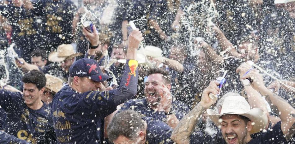 El piloto de Red Bull Max Verstappen celebra con integrantes del equipo el campeonato de la F1 en el Circuito de las Américas en Austin, Texas.