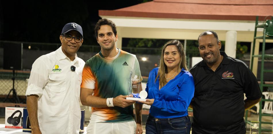De izquierda a derecha, Dichens Salcedo, presidente del Mango Tennis Open; Joaquín Castillo, Campeón Div VI; Sandy Sojo, de Fedotenis, y Manuel Valenzuela, presidente Club Empleados Claro.
