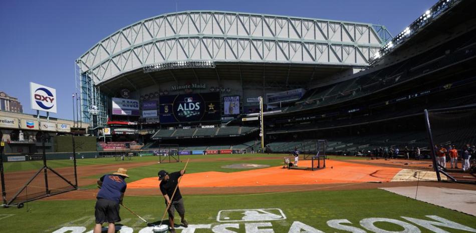 Trabajadores realizan tareas en el Minute Maid Park previo a la serie divisional de la Liga Americana entre Houston y Seattle, el pasado 10 de octubre.