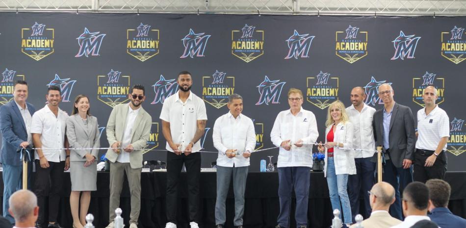 Momentos en que se produce el corte de la cinta para dejar inaugurada la Academia de los Marlins de Miami. El lanzador Sandy Alcántara encabezó el acto.