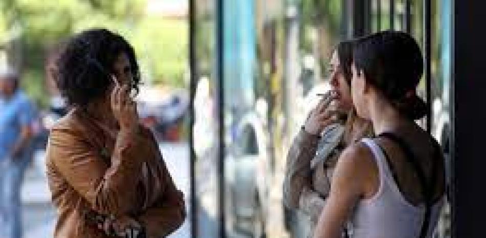Foto de archivo de unas mujeres fumando en la calle. EFE/Ballesteros