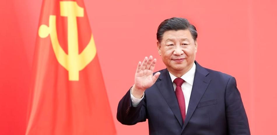 Xi Jinping, secretario general del Comité Central del PCCh, saluda a los periodistas en el Gran Palacio del Pueblo, en Beijing, el 23 de octubre de 2022. (Xinhua/Pang Xinglei)