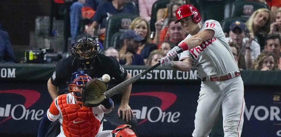 J.T. Realmuto, de los Filis de Filadelfia, conecta un jonrón en la décima entrada del primer juego de la Serie Mundial ante los Astros de Houston.