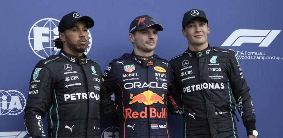 Los pilotos que terminaron en los primeros tres lugares en la clasificación del Gran Premio de México; Lewis Hamilton tercero, George Russell segundo y Max Verstappen.