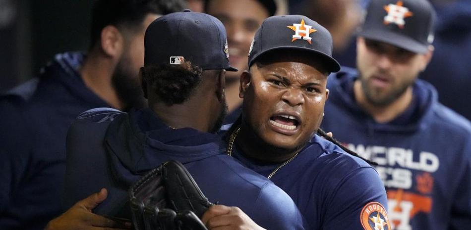 El dominicano Framber Valdez, abridor de los Astros de Houston, festeja en la cueva durante el segundo juego de la Serie Mundial ante los Filis de Filadelfia.