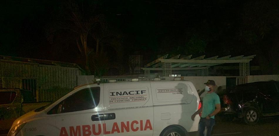 Unidades del Instituto Nacional de Ciencias Forenses (Inacif) se encuentran en el hogar de Erarte para levantar el cadáver. Onelio Domínguez / LD