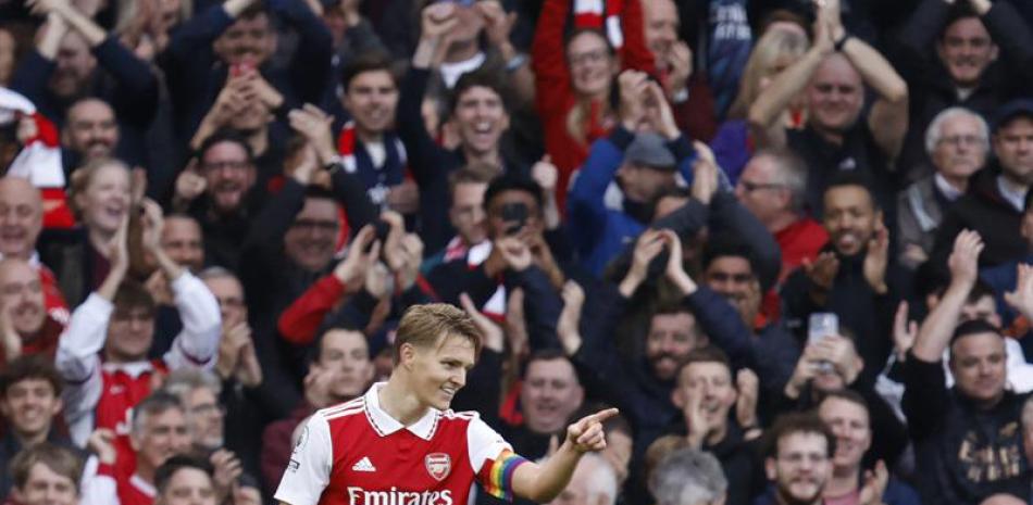 Martin Odegaard . del Arsenal, celebra tras anotar su decisivo gol ante Nottingham Forest.