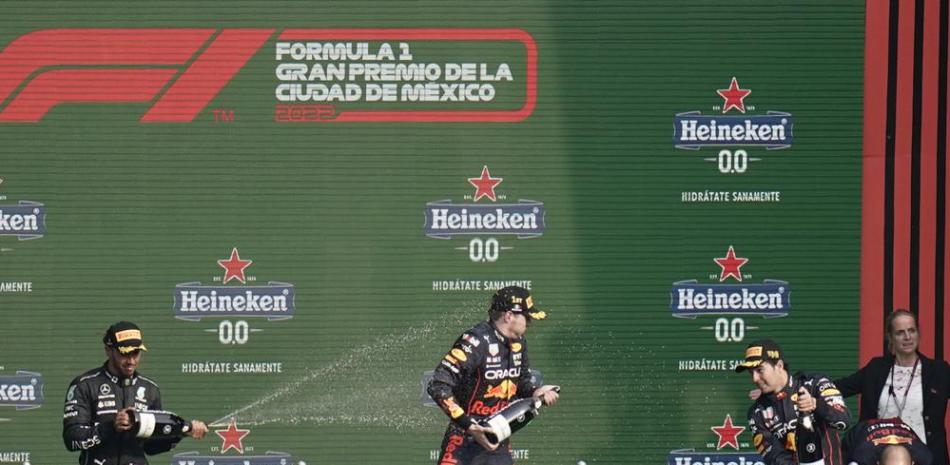 Lewis Hamilton, de Mercedes; Max Verstappen, y Sergio Pérez festejan en el podio después del Gran Premio de México de la Fórmula Uno.