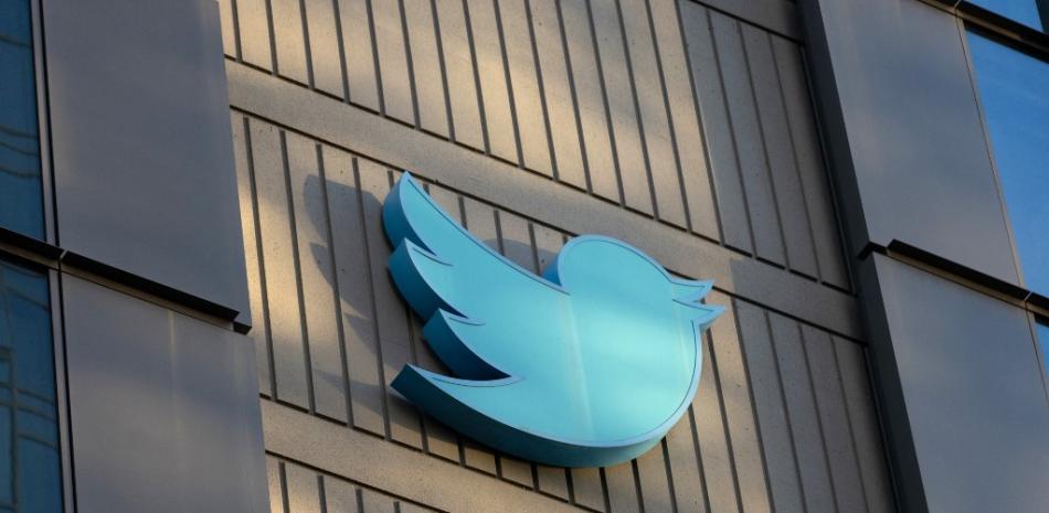 En esta foto de archivo tomada el 28 de octubre de 2022, se ve el logotipo de Twitter en el exterior de la sede de Twitter en San Francisco, California.

Foto: Constanza Hevia/ AFP