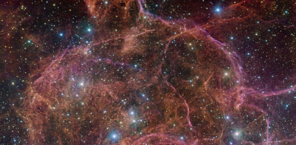 Imagen que muestra una vista espectacular de las nubes naranjas y rosadas que componen lo que queda tras la explosiva muerte de una estrella masiva: el remanente de supernova Vela. 

Fotografía facilitada por El Observatorio Austral Europeo (ESO). EFE