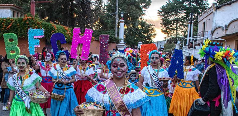 Un grupo de mujeres indígenas vestidas de Catrinas, desfilan hoy en la ciudad de San Cristóbal de las Casas, Chiapas (México). EFE.