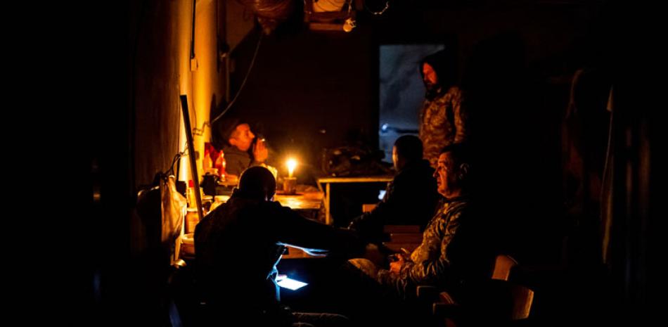 Militares ucranianos descansan en un refugio subterráneo en la ciudad de primera línea de Bakhmut, en la región de Donetsk, en el este de Ucrania. AFP/