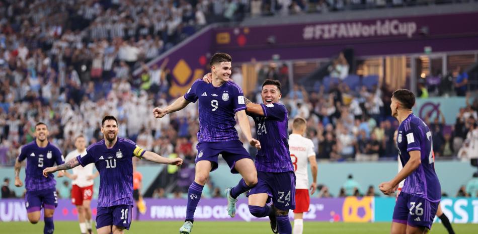 Julián Álvarez celebra luego de anotar el segundo gol de Argentina en su partido frente a Polonia en el Mundial de Fútbol en Catar.