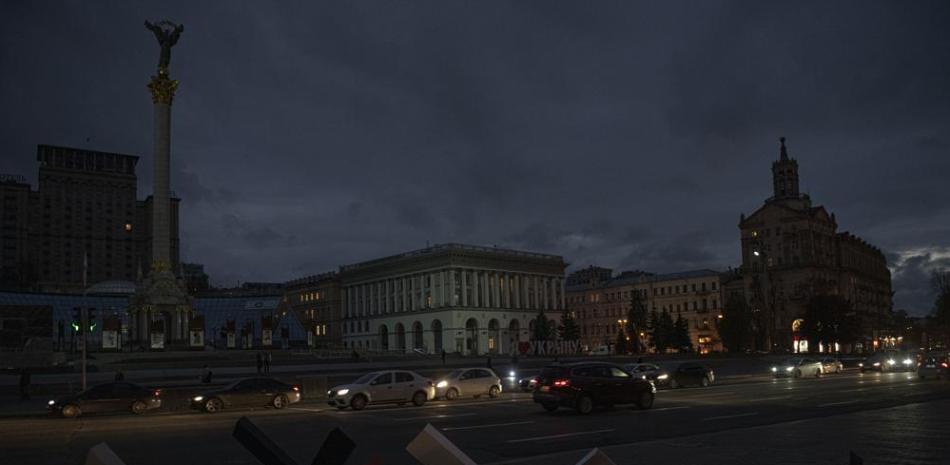 Autos pasan por la Plaza de la Independencia en Kiev, Ucrania. Foto: Fuente Externa.