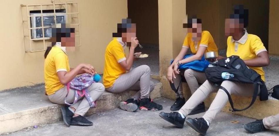 Estudiantes de la provincia de Santiago comen en el piso por falta de comedor