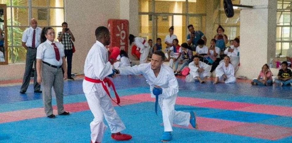Acción en uno de los combates de kárate de los Juegos Tony Barreiro, que se desarrollan en la Universidad Autónoma de Santo Domingo (UASD).