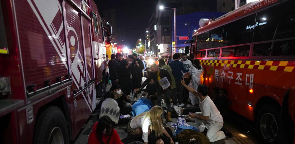 Socorristas y bomberos trabajan en la escena de una estampida fatal en Seul, Corea del Sur, durante celebraciones de Halloween, el sábado, 29 de octubre del 2022. AP.
