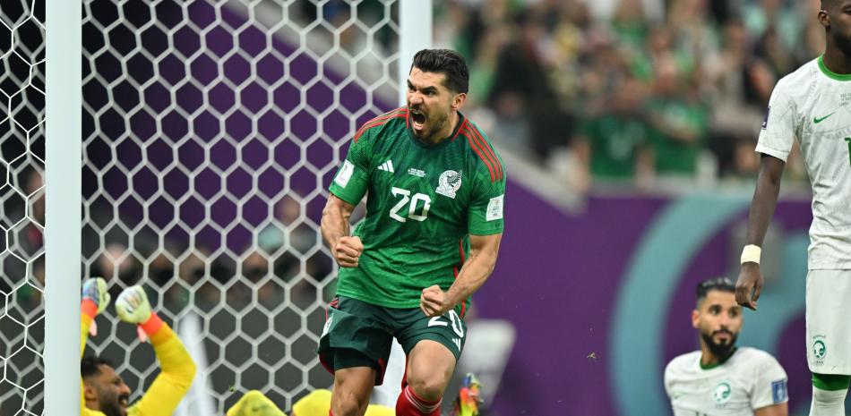 Henry Martín, de México, festeja tras marcar en el partido frente a Arabia Saudita en el Mundial de Fútbol en Catar.
