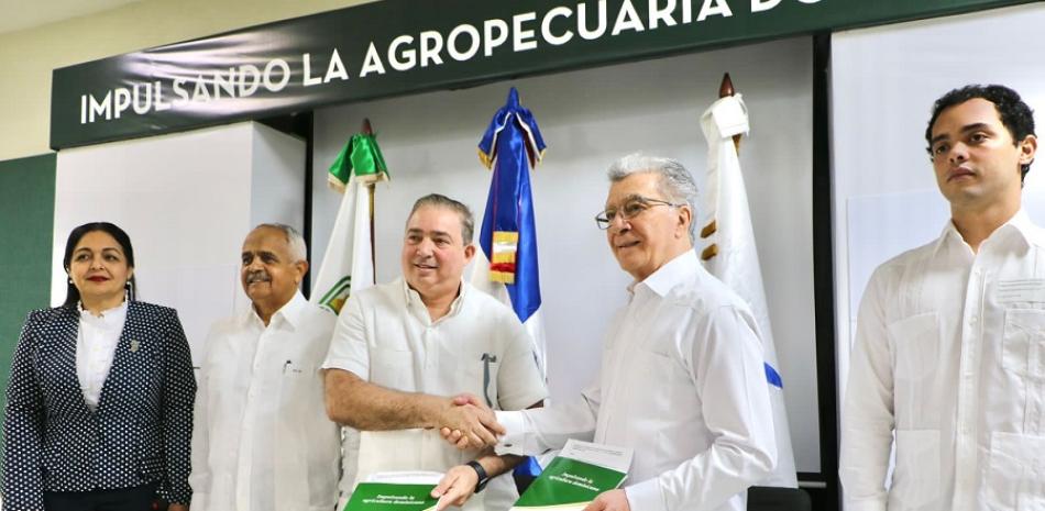 Titulares del IDAC y la JAD durante la firma del acuerdo que formaliza la capacitación de los productores agrícolas para usar drones. Foto: Fuente Externa.