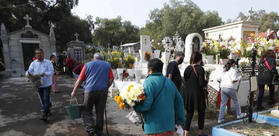 Cientos de personas asisten hoy a honrar a sus familiares muertos en el Panteón Iztapalapa en la Ciudad de México (México). EFE