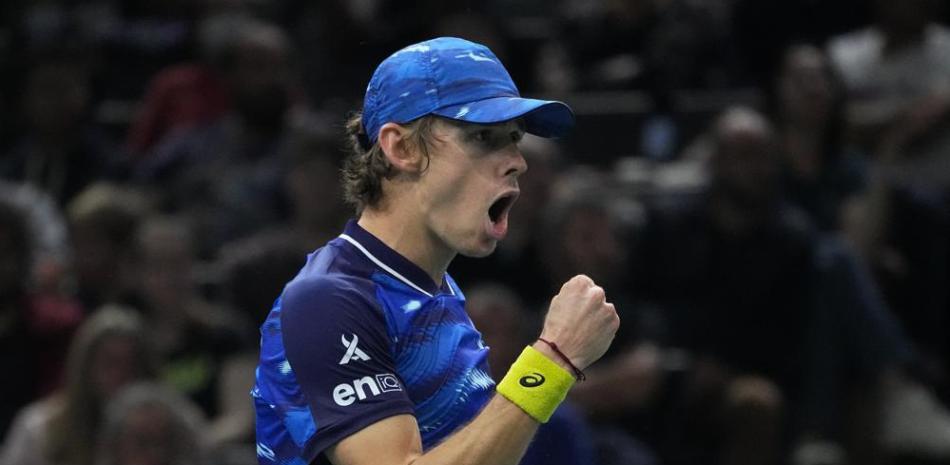 El australiano Alex de Minaur reacciona a una jugada del ruso Daniil Medvedev en el encuentro de la segunda ronda del Masters de París.