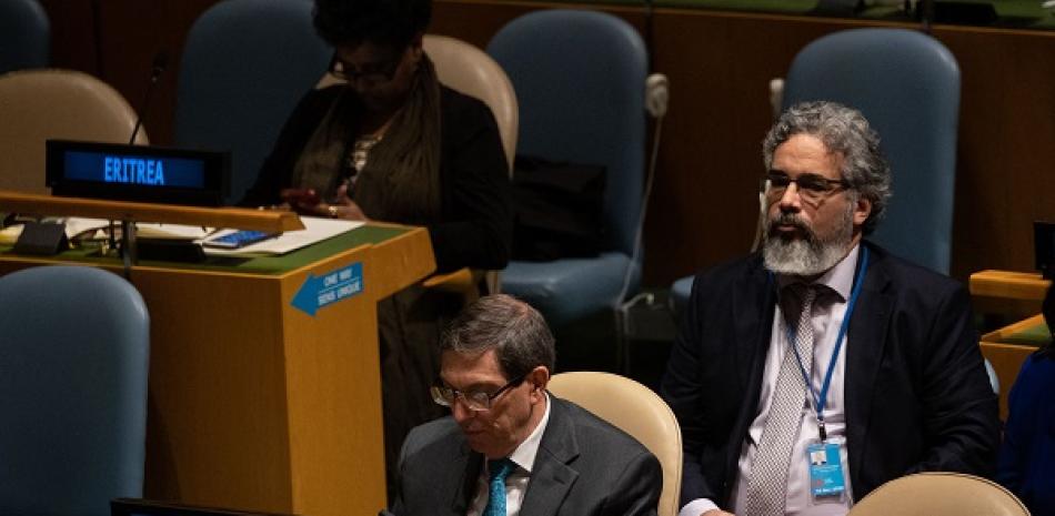 Bruno Eduardo Rodríguez Parrilla, Ministro de Relaciones Exteriores de Cuba, escucha durante una reunión de la Asamblea General de la ONU sobre el embargo comercial y financiero impuesto por los Estados Unidos contra Cuba, el 2 de noviembre de 2022. Yuki IWAMURA / AFP