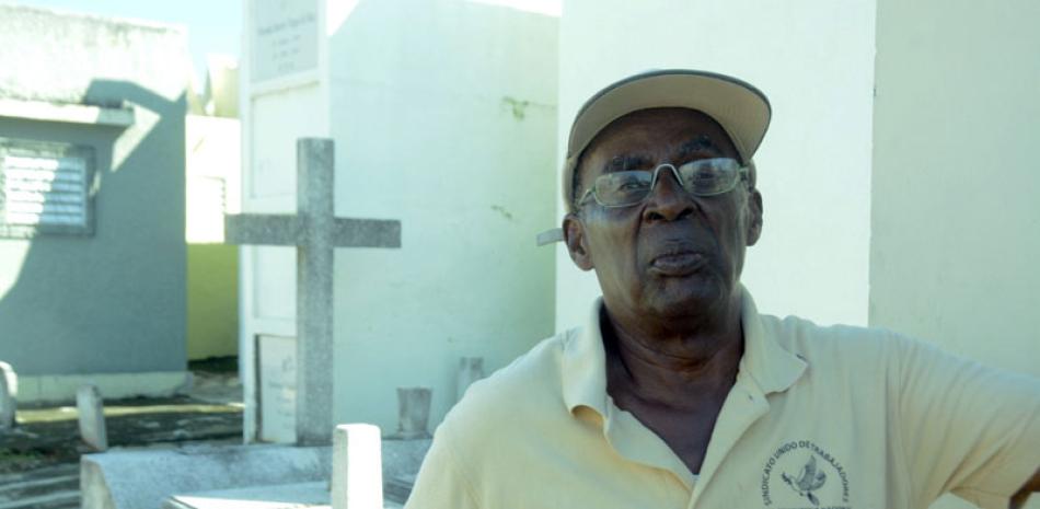 Antonio Santos no ha salido de entre las tumbas desde que un amigo le recomendó que se fuera al cementeio a vender velas. Leonel matos / LD