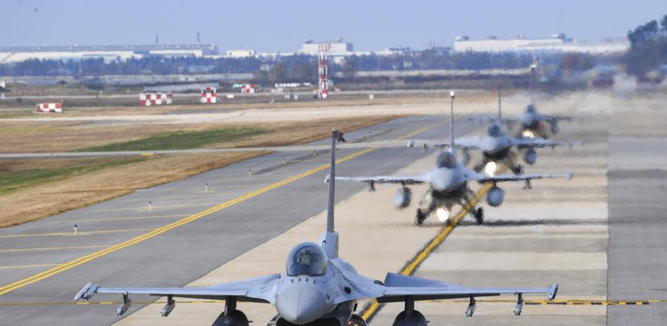 En esta imagen proporcionada por el Ministerio de Defensa de Corea del Sur, aviones de combate KF-16 de las fuerzas surcoreanas se preparan para el despegue durante maniobras militares aéreas con Estados Unidos, en Gunsan, Corea del Sur, el 31 de octubre de 2022. (Ministerio de Defensa de Corea del Sur vía AP)