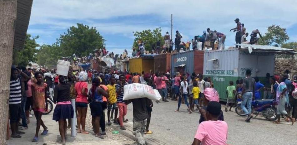 Tras los saqueos, el personal de Caritas Haití, en concreto de la oficina nacional y de las instancias saqueadas, permanece en casa, intentando trabajar a distancia pese a los serios problemas de conexión de las dos principales redes de comunicación debido a los actos vandálicos.