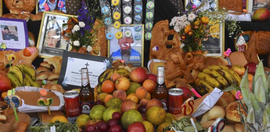 ista de unas t'antawawas o panes antropomórficos, fruta, bebida y comida puestos en un altar para los difuntos armado en la Estación Central del teleférico hoy en La Paz (Bolivia). EFE