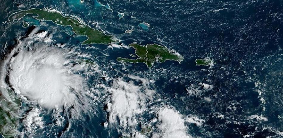 Imagen satelital de la Costa Este de Estados Unidos muestra la tormenta tropical Lisa en el mar Caribe, debajo de Cuba, el martes 1 de noviembre de 2022. Se pronostica que el ojo de Lisa tocará tierra en América Central como posible huracán. (AP)