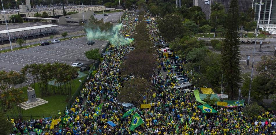 Foto: Vista aérea de simpatizantes del presidente brasileño Jair Bolsonaro participando en una protesta para pedir una intervención federal frente al Cuartel General de las Fuerzas Armadas de Brasil en Sao Paulo, Brasil, el 2 de noviembre de 2022. Foto: Miguel Schincariol/AFP.