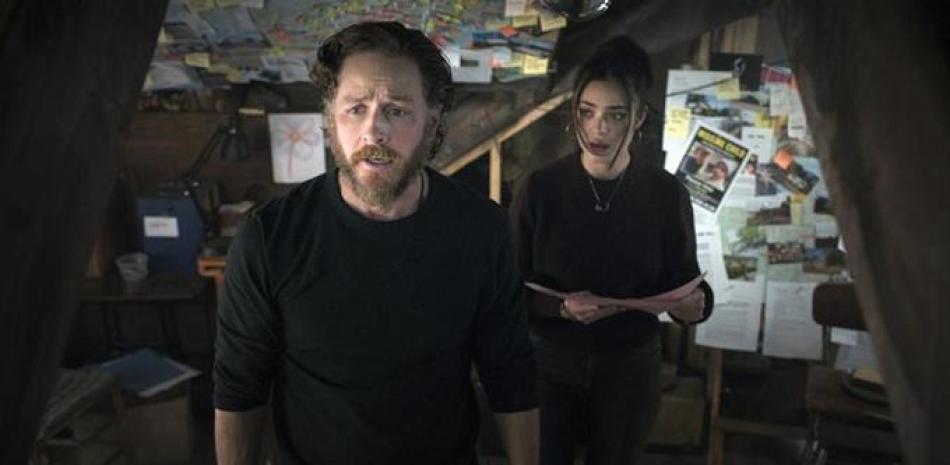 Esta imagen difundida por Netflix muestra a Josh Dallas, a la izquierda, y Luna Blaise en una escena de "Manifiesto". La cuarta temporada se estrena el 4 de noviembre. (Netflix vía AP)
