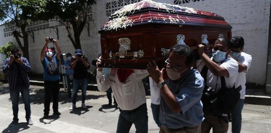 Familiares y amigos asisten el 24 de agosto de 2022 al funeral del asesinado periodista mexicano Fredid Román en el municipio de Chilpancingo, en el estado de Guerrero (México). EFE/Jose Luis de la Cruz