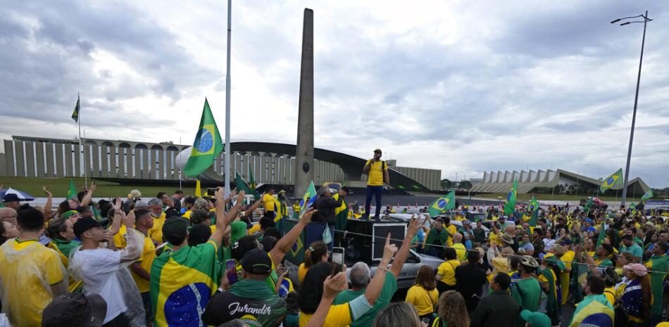Los partidarios del presidente Jair Bolsonaro ocupan el área frente al Cuartel General del Ejército, durante una protesta contra su derrota en la segunda vuelta electoral ante el presidente electo Luiz Inacio Lula da Silva, en Brasilia, Brasil.