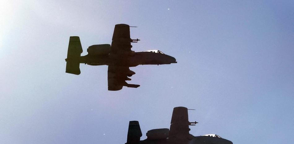 Los aviones de ataque A-10 Thunderbolt de la Fuerza Aérea de EE. UU. sobrevuelan la base aérea de Osan en Pyeongtaek el 4 de noviembre de 2022, cuando Corea del Sur y EE. UU. acordaron extender un simulacro aéreo conjunto llamado "Tormenta vigilante".
YONHAP / AFP