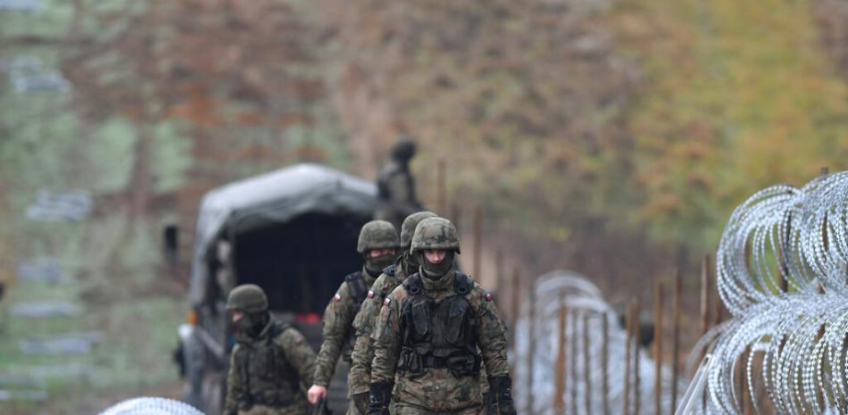Los soldados polacos comienzan a colocar una barrera de alambre de púas a lo largo de la frontera de Polonia con el enclave ruso de Kaliningrado en Wisztyniec, Polonia, el miércoles 2 de noviembre de 2022. AP.