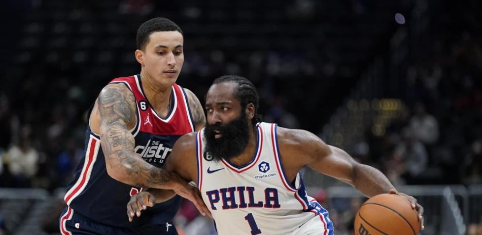 James Harden de los 76ers de Filadelfia pasa frente a Kyle Kuzma de los Wizards de Washington en la segunda mitad del partido de la NBA en Washington.