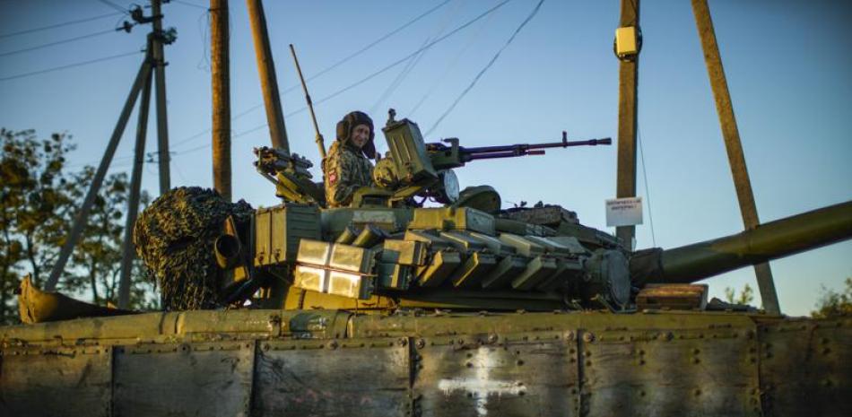 Soldados ucranianos conducen un tanque mientras cruzan el poblado de Oskil, Ucrania, el jueves 6 de octubre de 2022. (AP Foto/Francisco Seco)