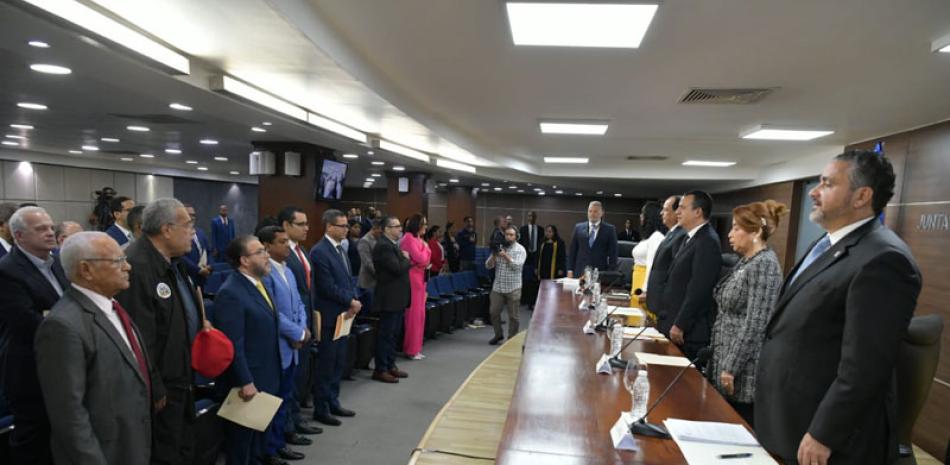 Los representantes de los partidos políticos se reunieron con el pleno de la JCE.