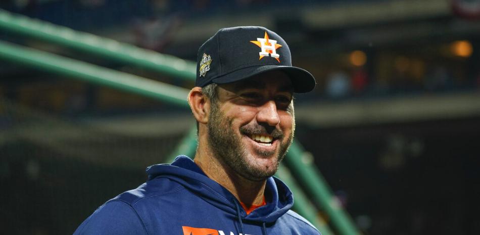 El lanzador abridor de los Astros de Houston, Justin Verlander, sonríe antes del Juego 3 de la Serie Mundial de béisbol entre los Astros de Houston y los Filis de Filadelfia el martes 1 de noviembre de 2022 en Filadelfia. AP.