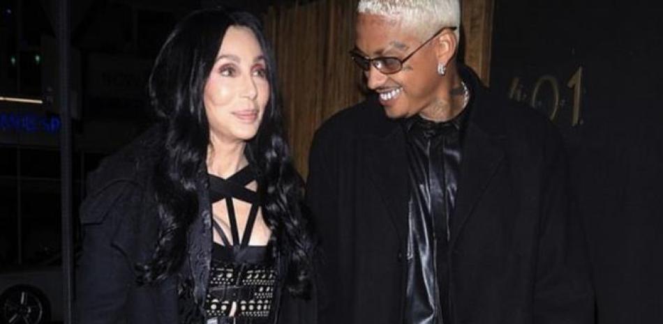 La canante Cher y el musical Alexander ‘AE’ Edwards fueron captados saliendo agarrados de las manos de un restaurante en Hollywood.