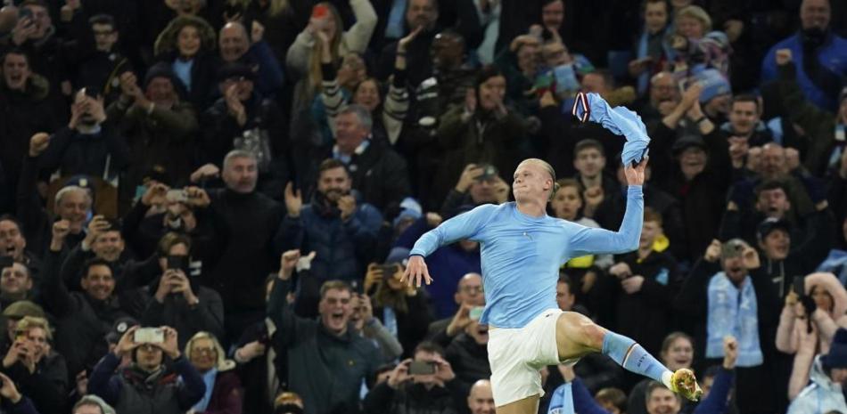 Erling Haaland festeja el triunfo de su equipo Manchester City en la Premier League