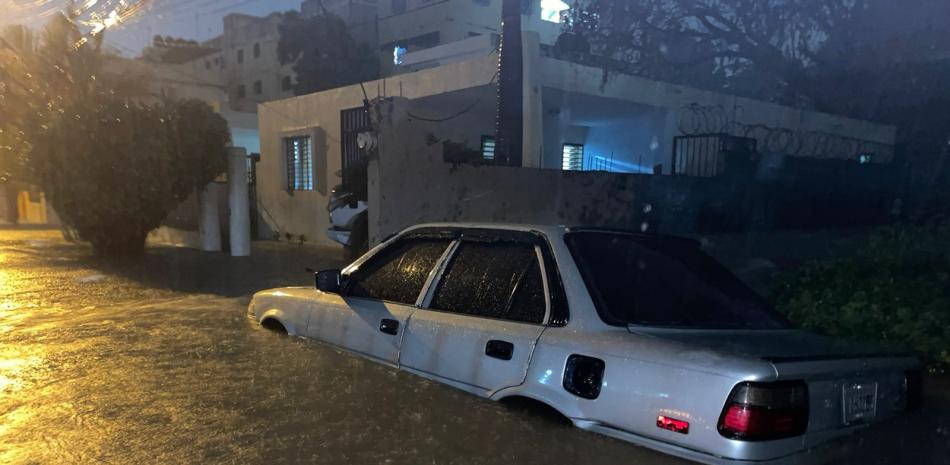 Vehículo afectado por las lluvias de este viernes cuatro de noviembre.