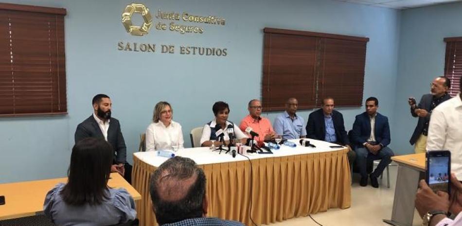 Rueda de prensa encabezada por la superintendente de Seguros, Josefa Castillo. Foto: Sauro Scalella.