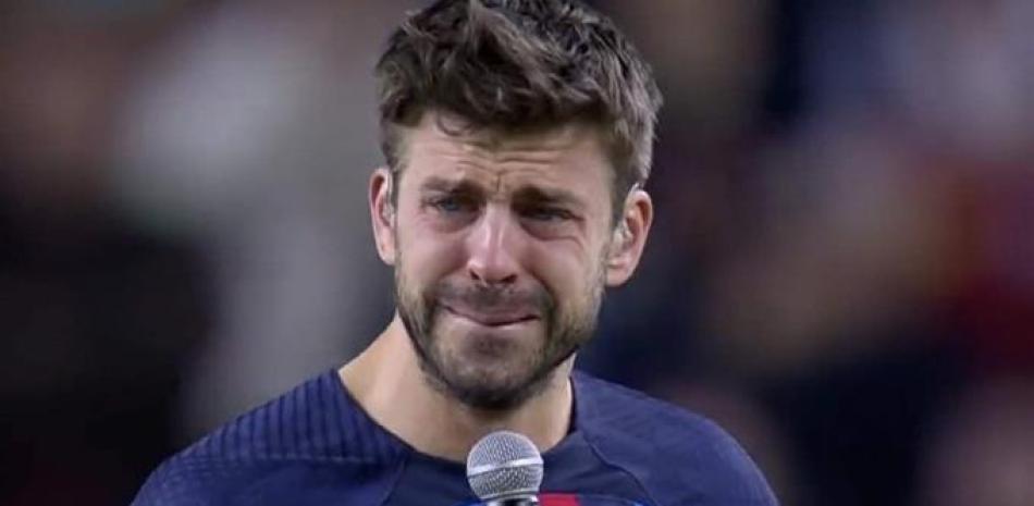 Gerald Piqué llora mientras se despide de la fanaticada del Barcelona en lo que fue su último pafrtido con esa franquicia y en el fútbol.